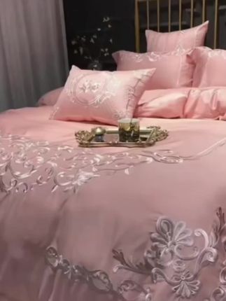 这款轻奢婚庆纯棉四件套,是婚房里的浪漫情书。柔美的粉色如初见时的心动,精致的刺绣似爱情的纹路,每一针都绣着绵长的情意。 把它铺在床上,整个卧室都晕染开甜蜜的氛围。纯棉的质地,像爱人的怀抱,细腻又温暖,晨起晚睡都满是舒适。无论是新婚的仪式感,还是日常的小温馨,它都能完美承载。 摆上那对相框,挂上喜庆的装饰,再配上一篮粉嫩的玫瑰,婚房的浪漫瞬间拉满。它不止是四件套,更是新人对往后岁月的期许,是将每一个平凡夜晚都过成诗的秘密,让爱在每一寸织物间,温柔生长。#面料柔软亲肤 #婚庆床品 #结婚 #纯棉四件套 #备婚日常