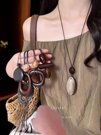 非金属皮质项链 新中式咖色爱心长款吊坠项链禅意复古毛衣链配饰 …#非金属皮质项链#新中式咖色爱心#长款吊坠项链#禅意复古毛衣链配饰