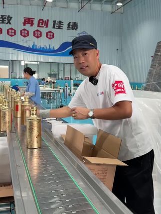上新啦上新啦,凤鸣塔泥池酒的新品凤9,国标纯粮优级,抓紧拍一箱拿拿味!#源头实力厂家 #凤鸣塔 #泥池酒