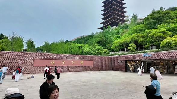 心经空 越听这首歌越心有所悟,空不是什么都没有,而是我们不用这个心去执着万事万物,我们本身就是这团泥,它不是什么形状。而是我们可以用这个团泥捏成不同的形状,所以什么都没有失去,也不必去执著它是什么形状。#心经#佛教文化#寺院生活#义工#素食