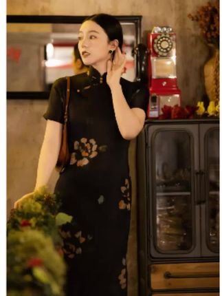 本来是买给妈妈的旗袍,我穿上就不想脱了,中依然的晚香简直做到了每个三十家女人的心尖尖上。这是我见过最能塑造行云流水曲线的古法旗袍,三十八年的老裁缝说。出来的都是肥肉,古法旗袍要一隐一藏,拧出身材的柔,藏起岁月的痕香。云纱贵妇面料。风生凉,三伏天,穿在身上就像行走的小空调,不闷汗了皮肤越穿越好。手工费一字扣,质感温润的小珠子全部可以打开,怎么办啊?太喜欢了!另外再给妈妈买一件吧!#穿搭 #穿搭技巧 #穿搭分享 #穿搭博主#穿搭推荐