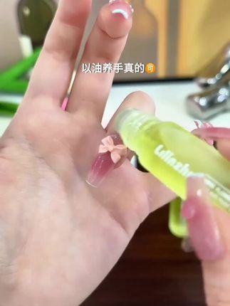 以油养手真的可!!涂完还有淡淡的香味~#好东西一起分享 #平价好物 #护手精油 #姐妹们这小东西太绝了
