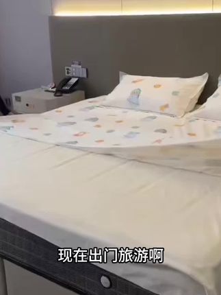 假期#带娃旅行 现在带孩子出去旅游,不管住多贵的酒店我都带上这款#一次性床单被套 毕竟那么多人用过的东西,自己带的用起来干净卫生#出差旅行必备