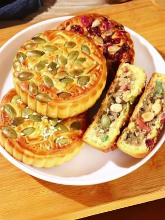 无蔗糖南瓜仁坚果五仁月饼传统老式糕点零食#坚果五仁月饼 #五仁月饼#中秋月饼#月饼#太好吃了