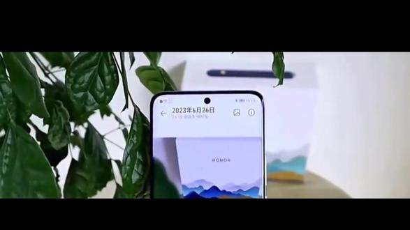 荣耀X60i在设计上采用了轻量化策略,机身重量控制在约172克