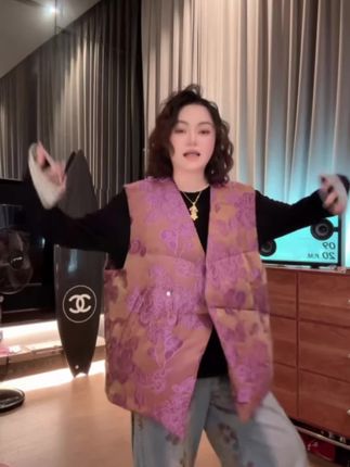 宝子们看过来👀!YDFSTUDIO家小众款【微风斜阳】马甲来啦🥰!欧货新国标90白鸭绒填充,保暖又轻盈💨。独特刺绣设计,时尚感直接拉满💯!穿上它,轻松成为街头焦点🌟,无论是日常出街还是约会聚餐,都能让你魅力四射😍! #YDFSTUDIO #微风斜阳马甲 #90白鸭绒 #刺绣设计 #时尚马甲