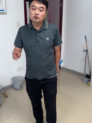 看来我还挺适合摆摊刷鞋的,虽然甲方的鞋都挺干净的!#手艺人在抖音 #懒人必备 #日常生活 #刷鞋