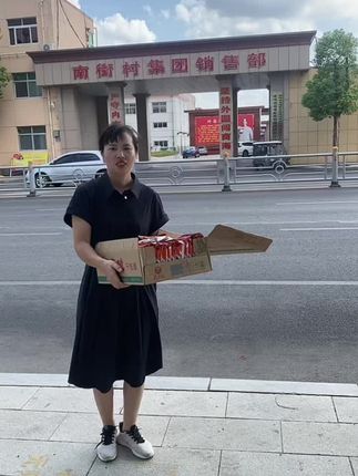 捏一捏 晃一晃 酥酥脆脆 麻辣鲜香,老北京干脆面很多8090后都吃过吧,焦香酥脆还是小时候那个味!#老北京方便面 #好吃到停不下来 #南德方便面 #妈呀太香了