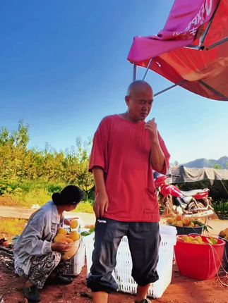 桃子今天最后一天终于要卖完了!来跳个舞庆祝一下#特色农产品 #我为家乡农产品代言  #迪斯科 #农村夫妻