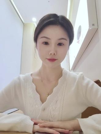 手机屏幕碎了别乱修! 如果你的华为手机只是外屏碎了,内屏显示和触摸正常,千万别换整个屏幕总成,直接换外层的昆仑玻璃就行!
昆仑玻璃是纳米微晶玻璃材质,里面有亿亿个高强度纳米晶体,坚韧性超强,还获得了全球首个瑞士SGS五星级玻璃耐摔认证,整机耐摔能力提升到原来的10倍。换昆仑玻璃只要469元起,很实惠。
只要你的手机是官方正品,没有私拆、私修,没进液、腐蚀、严重变形,而且仅屏幕外层玻璃破碎,内屏功能完好,就能参与这个服务。现在已经有52款机型支持更换昆仑玻璃,像HUAWEI P60 Pro、Mate 50 Pro、Mate 40 Pro这些都可以。
全国800多家华为授权服务中心都能换,你可以在华为商城下单,也能直接到店,或者在线申请维修服务。不过昆仑玻璃备货有限,去之前最好先打电话问问服务店有没有货。换完后,屏幕外层玻璃在参与门店还能享受30天保障,设备在保修期的话,除屏幕组件(含电池)外,其他部件还是按原来保修期来。
华为手机外屏碎了,符合条件就赶紧去换昆仑玻璃,省钱又耐摔! #在你身边的华为温度 #这服务也太暖了吧 #外屏维修 #昆仑玻璃