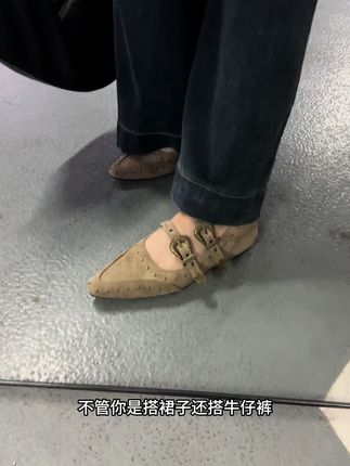 我给自己秋天买了一双这种丝绒感的小单鞋 #鞋子