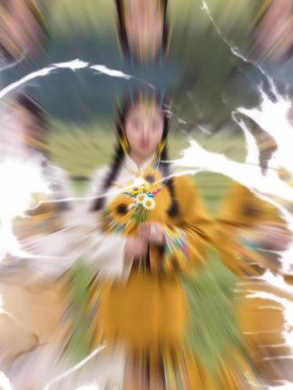 云像刚揉好的棉花糖飘在天上,连草叶上的光都透着股不真实的软,手机屏都快装不下这满屏的绿了~#玻色因护手霜 #好物推荐🔥 #种草