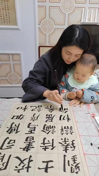 你是不是也觉得,当爸妈之后,“自己”好像不见了?
生活里只剩下两个角色:谁的父母,谁的爱人。
每一天,都被切成了无数个碎片。在这个房间里,我是妈妈,是保姆,是管家。耳朵总是竖着,心总是悬着。直到有一天晚上,孩子终于睡了,世界突然安静得可怕。那种安静,不是享受,是空洞。
就是在那样的一个晚上,我下意识地坐到了这张桌子前。当我拿起笔,蘸上墨,写下第一个字时,神奇的事情发生了。我听到的不再是孩子的哭闹,而是笔尖划过纸面的“沙沙”声;我关心的不再是几点该做饭,而是这一笔的力道有没有送到。这方小小的书桌,突然成了我生活的“缝隙”——一个只属于我的,第三空间。
它不像客厅,属于家庭;也不像卧室,属于休息。它是我从妈妈和妻子的身份里,暂时“请假”出来的地方。在这里,我不是任何人的谁,我就是我自己。笔墨不会要求我,它只是静静地接纳我所有的烦躁、疲惫和偶尔的失落。然后,把它们变成一行行看得见的宁静。
所以,如果你问我,书法给我带来了什么?它给我的不是技巧,甚至不是一幅好字。它给的,是一个让我能喘息、找回自己、然后更好地去爱的支点。
你的“第三空间”,又在哪里呢?
在评论区,和我分享吧!#全职妈妈 #书法爱好者#每日练字 #毛笔书法 #热门话题热点榜 @上热门🔥🔥🔥 @DOU+小助手