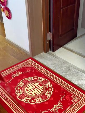 #防滑地垫入户门垫 结婚当天,可一定要铺上喜庆的大地垫,让客人都是踏喜而来。我们的卧室客厅也要铺上它,增添喜庆氛。#喜庆好看还实用 #新婚进门脚垫