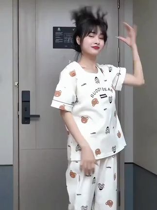 新款自带胸垫可外穿家居服,时尚潮流两件套睡衣。