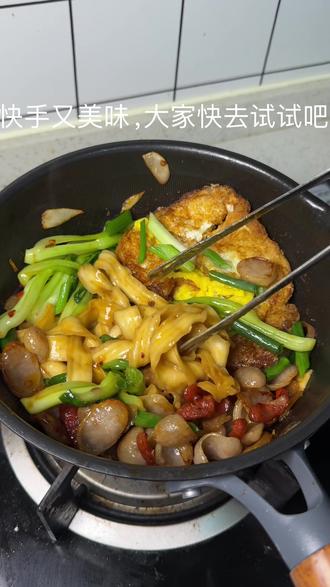 下班5分钟后就可以吃上热乎饭,快来试试这个香肠炒刀削面,简直不要太美味!#抖音美食创作人 #泡面神仙吃法 #炒刀削面 #宵夜 #马年搭子选伊利