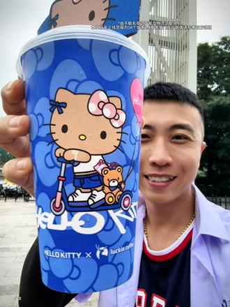 谁懂这个联动的感觉?好喝好看好可爱! #Hello苹果甜酷登场 #HelloKitty和她的漂亮苹友 #Hello苹果茉莉#瑞幸新品测评
