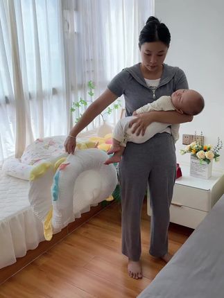 月子里爸爸就给安排了这个床中床,终于不会一放就醒了,宝宝能睡好几个小时,睡哪放哪,也不用担心大人压到宝宝#母婴好物#床中床#带娃神器