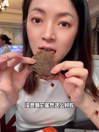 都是整块原切的 大片牛肉片 先卤后烤的 吃起来是湿软入味的 配料表也很干净 饿了馋了都可以吃 满满的#蛋白质 #太好吃了 #牛肉干 #无肉不欢 #牛肉