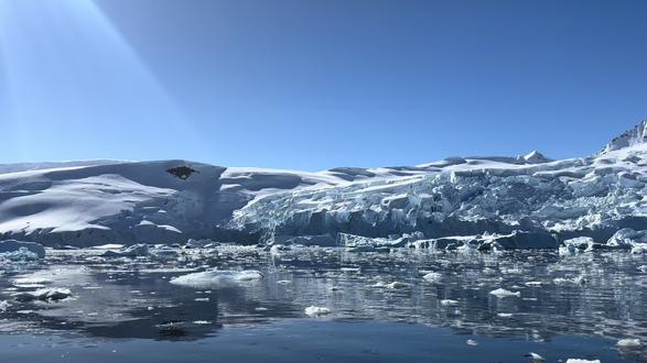 #南极旅行日记
冲锋艇巡游
看着壮观的景色,感叹大自然的鬼斧神工
还有感觉能看到那么美的景色人生值得!#每一帧都是壁纸 #雪山爬山推荐 #旅行推荐官 #自驾旅游