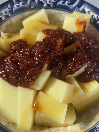 夏天没胃口?试试这个凉拌米豆腐!滑溜溜的米豆腐裹满红油,好吃到停不下来。#好吃到停不下来 #美食 #米豆腐