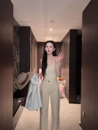 #秋冬穿搭新鲜感在线 #高级感穿搭 #ootd穿搭 #老钱风 #牛仔裤 @抖加🔥上热门🔥dou+🔥热点宝 @抖音小助手 @抖音 @DOU+小助手