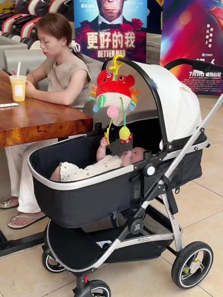 女儿真的好乖啊,吃饱喝好放下来自己玩,不吵着要抱抱了,这个螃蟹拉拉乐,色彩鲜艳,锻炼宝宝抓握能力,还能发出好听的声音,小月龄宝宝必备,放在床头餐车摇床都合适#母婴好物 #婴儿玩具 #摇铃 #床头摇铃 #新生儿