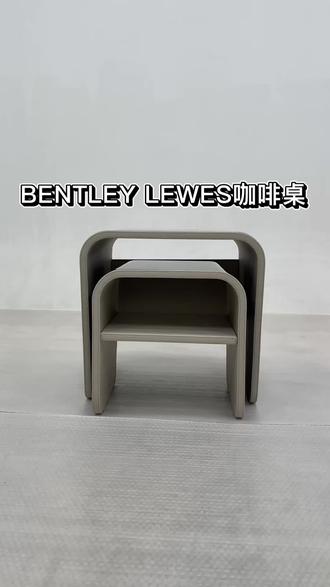 BENTLEY LEWES咖啡桌:把奢华藏进日常的艺术容器
当BENTLEY的顶级质感遇见家具设计,这张LEWES咖啡桌成了空间里的“低调奢侈品”——
天然树榴木皮台面是它的灵魂:每一寸纹理都是自然生长的独版印记,深浅交织的琥珀色肌理像被时光揉碎的星河,再覆上钢琴烤漆的镜面光泽,触手可及的温润里,藏着奢侈品级的精致工艺。
而它的温柔,藏在细节里:
柜体边缘与内格都用细腻真皮软包包裹,浅色调的皮质带着低调的绒感,既缓冲了木质的冷硬,又让拿取物品的动作多了份“轻触高级面料”的仪式感;层叠式的弧形结构,像把优雅的曲线揉进了实用里——上层放咖啡杯,中层置杂志,下层收纳小物,每一处空间都刚好用得舒服。