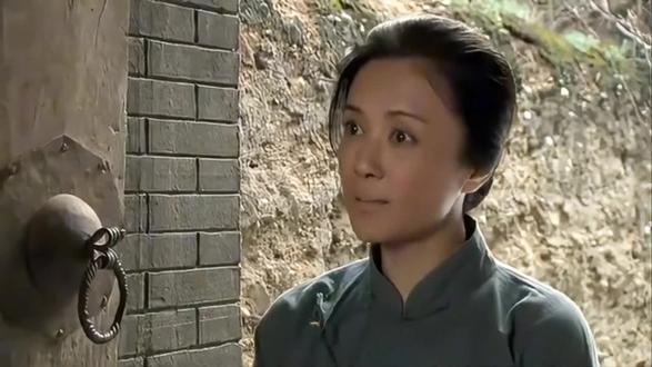 马驹他妈挺有市场,老公走以后,全村人都盯着!