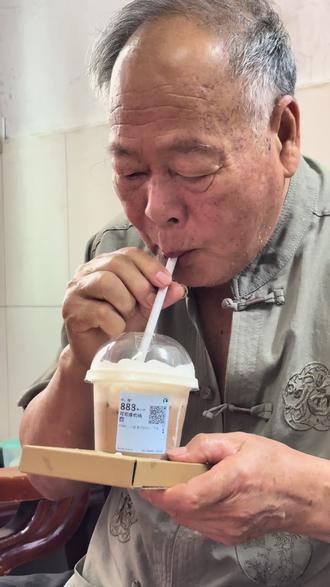 瑞幸新品是吧 可可维也纳!
喝上了!喝上了!
#瑞幸咖啡 #老人家太可爱了 #我的抖音生活日记 #家人 #外公外婆