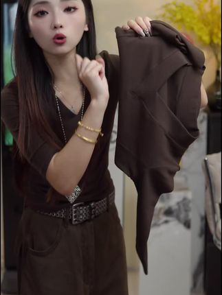 2025早秋新款美式辣妹V领中袖T恤女设计款修身显瘦洋气百搭#韩系简约穿搭 #减龄气质 #通勤搭配 #上衣穿搭 #打底衣