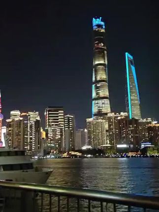 2025.0701夜色阑珊人流涌动上海外滩,,,#外滩夜景 #拍照留影#东方明珠模型