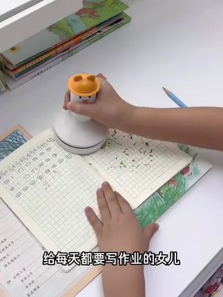 安排一款#桌面吸尘器 打扫书桌真的轻松太多了,可以吸橡皮屑,碎纸屑,缝隙里的灰尘#文具安利 #学习用品