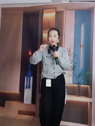 灰色小针织开衫搭配韩版弯刀裤,时尚高级!今日停播一天#外套穿搭