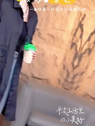 这件衬衫真的太美了,它有着复古港风的韵味,又不失时尚感,穿上它,你就是整条街最靓的仔!它是中长款的设计,宽松又洋气,休闲范十足,不管是逛街还是聚会都能穿,而且它的版型超赞,显高又显瘦,谁穿都好看,喜欢的朋友千万别错过,赶紧点击下方链接购买吧!