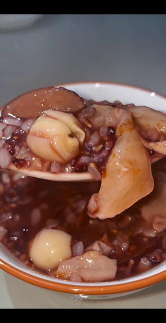 #唯有美食可以治愈一切 #创作者中心 #创作灵感 姐妹们,鱼胶炖黑糯米特别胶糯cp组合来的,胶质感满满的。谁懂这碗黑米粥的含金量啊。这个搭配也是月子来的的尢其是经常aoye脸色难看的坚持吃上一段时间真的不要太明显。