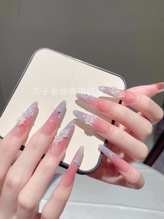 没想到立体花还有成品饰品,真是救我大命 #美甲💅 #美甲分享 #显白美甲 #美甲饰品 #菊籽美甲的故事