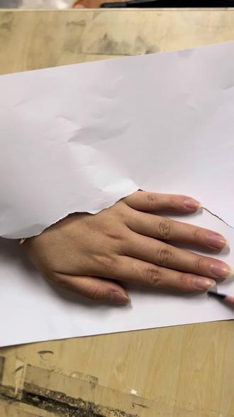 老师说画人难画手
帮我看看这次画的可以吗?#原创视频 #画画手绘 #画画🎨 #画画教程 #纯手工艺