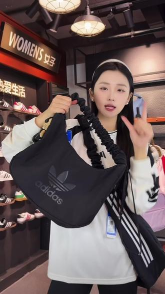 adidas/阿迪达斯 三叶草黑色云朵包手提单肩包情侣包中号JP0145
#创作灵感