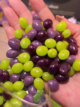 像是在一整个生啃葡萄的感觉,谁懂啊~~到手9包3口味!葡萄/蓝莓/青提!密封条设计方便携带!50%的果汁添加量!果味浓郁!外面是一层脆皮!里面是糯叽叽的软糖!酸酸甜甜!同桌前桌后桌抢着吃!#糖果 #软糖 #网红糖果 #半颗葡萄 #超便宜超划算