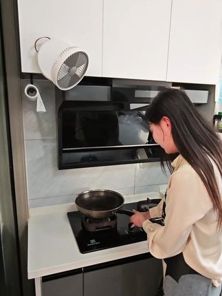 夏天厨房没装凉霸真的好热,还好有个厨房专用小风扇,无线壁挂不占空间,凉快了!#厨房 #壁挂风扇免打孔 #提升幸福感好物 #厨房风扇