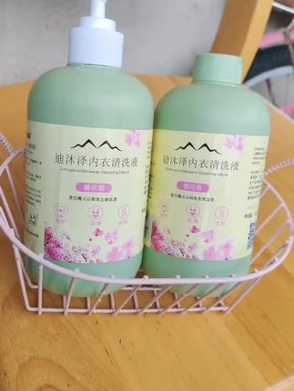 宝子们,别再用普通清洁用品洗贴身衣物啦!快来入手这款超划算的内衣专用清洁液,现在下单只要三块九毛九,直接到手两大瓶,每瓶都是足足五百毫升的大份量。 它是特别方便的按压式设计,用多少挤多少,一点不浪费。里面还添加了蛋白酶成分,不管是各种常见的污渍,都能轻松洗干净,洗完的衣物又香又软,亲肤感特别好。不管是男生还是女生都能用,有需要的家人,赶紧点左下角小车车下单,库存有限,手慢可就真的抢不到啦,#自用好物推荐 #污渍轻松去除 #生活用品 #生活必备