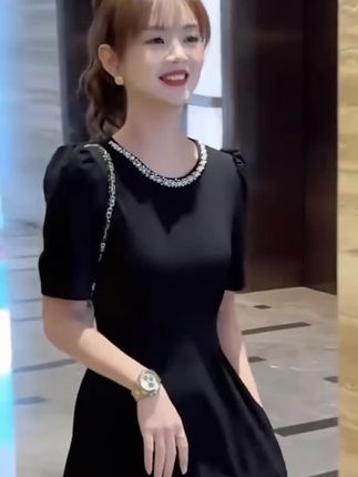珍珠黑色短袖连衣裙子女新款赫本风小个子a字法式长裙气质#高级感穿搭 #气质穿搭 #洋气减龄 #面料柔软舒适 #穿出自己的风格