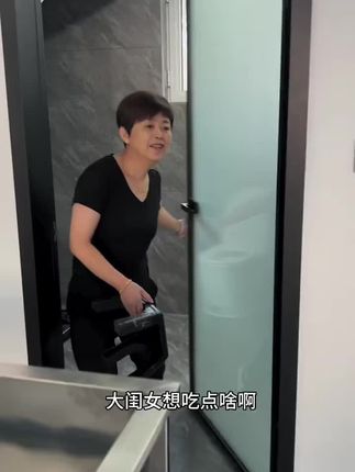 带婆婆回娘家了,一家人围在一起吃火锅烤肉,太幸福了