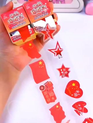 国庆的脚步近了,爱国氛围愈发浓厚。小朋友们成了“氛围担当”,胸前、家里都贴上了小红旗贴纸。这抹鲜艳不仅藏着他们对祖国的热爱与自豪,更把节日的喜庆洒满每个角落,快来一起装点喜悦!#红色喜庆 #好物推荐🔥