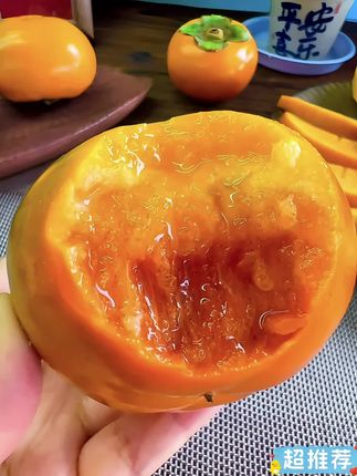 每年就这几天的巧克力脆柿,终于上市了,一种柿子两种口感!直接吃就是脆甜爽口,放软就是爆汁纯甜,巨好吃,吃再多都不涩口不麻嘴一定要试试#巧克力脆柿 #脆柿子 #新鲜应季水果 #口感特别好 #优质农产品
