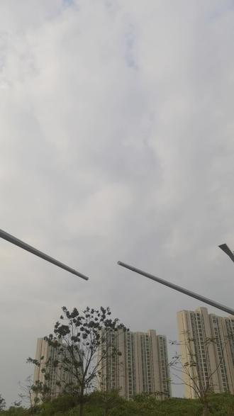 本轮寒潮冷锋正在过境海口。地面图显示1020.0百帕等压线已压到海口,1022.5百帕高压线紧跟其后继续向海南岛加压推进。今晨皖南以北气温降到冰点(0℃)。
本站实况:10减成透光层积云(Sctra,冷锋云系),预料稍晚可能会演变成蔽光层积云(Scop),局地可能还有点雨。本站气压阶梯式上升,目测东北风风力6级(强风)、南渡江大桥风口处瞬时最大风速8~9级(大风~烈风)。气温缓慢下降,预料十几小时内气温会从现在的25度下降10℃以上,也就是今夜明早最低气温要下降到15度以下,体感从温暖切换到寒冷。
综上所述:本轮寒潮确实已抵达海口。
冷锋过境后,冷高压控制,天空转晴。但气温早晚走低,风寒效应更甚。#记录天气