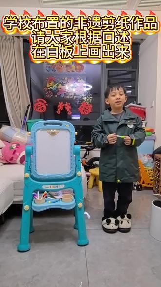 准备去学校展览的非遗文化作品:雪花剪纸源( yuán)于民间传统,以对称镂( lòu)空为特色,寓( yù)意吉祥纯洁,是非遗( yí)剪纸里充满诗意的美好创作。我的作品《非遗雪花迎新春》,就用这种方法,定格冬日美好,喜迎马年新春。
制作时,我先将彩纸折叠( dié)、画纹、细心剪裁( cái),将7片相同雪花瓣( bàn)依次重叠( chónɡ dié)粘( nián)合,展开后形成对称( chēnɡ)饱满( bǎo mǎn)的立体雪花,让作品有层次;我还发挥创意,把新年剪纸当作特别的雪花元素( sù)添( tiān)加进去,再搭配( dā pèi)小雪人和手提灯笼的小女孩,让整个冬日画面充满温暖。
通过这次创作,我真切感受到了非遗剪纸的独特魅( mèi)力,也学会用双手创造美好、传递祝福。
愿这一朵朵雪花,为大家带来马年的快乐、平安与吉祥!#新学期新开始 #作业 #非遗