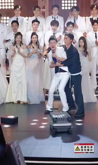 @昊文🍊星城 给@昊瀚日常 男神带的礼物是?#直播间录屏分享#情义无价 看把男神激动的