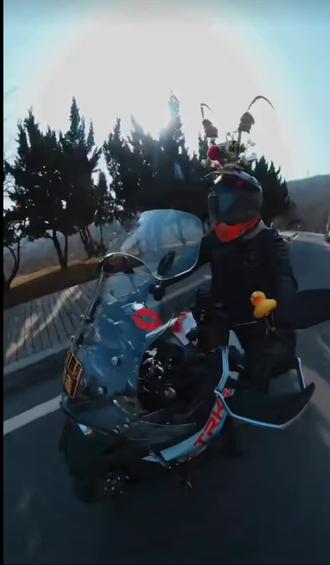 别问我在干嘛。除了准备骑车,就是在骑车。